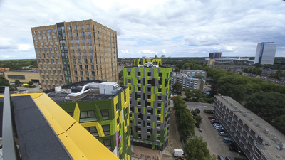 903301 Overzicht vanaf het dak van de in aanbouw zijnde woontoren Nyssa voor studenten en starters van het project De ...